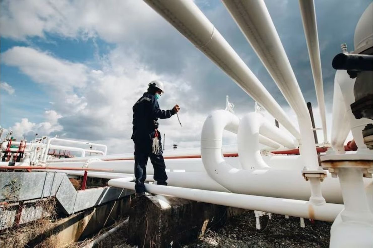 Oil pipeline maintenance services for oil and gas pipeline systems